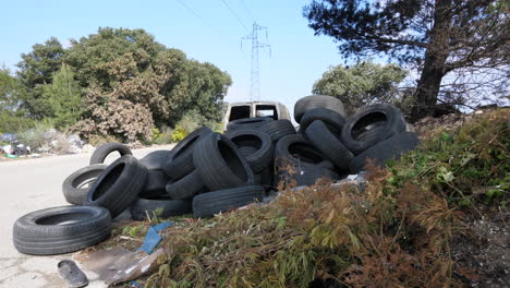 Großer-Haufen-Reifen,-Illegale-Mülldeponie.-Umweltverschmutzung-Aix-en-Provence